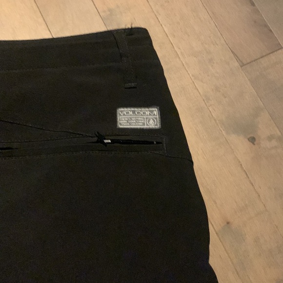Volcom black shorts. Surf and turf ,swim suit shorts. Size US 34 - Picture 2 of 6
